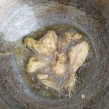 Cuci bersih ayam, lumuri dengan jeruk nipis dan goreng ayam sampai setengah matang.