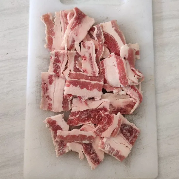 Potong 1 lembar beef slice jadi 3 bagian, sisihkan.