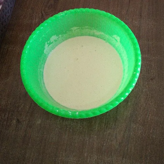 Tuang air secara bertahap hingga adonan tepung tidak bergerindil dan tekstur kental.