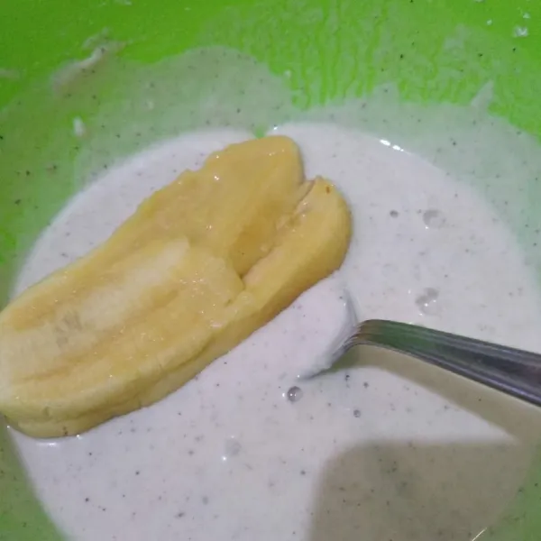 Selanjutnya masukkan pisang dan lumuri dengan adonan tepung bolak-balik.