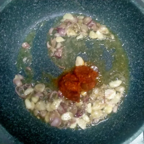 Masukkan sambal bajak