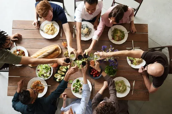 Makan bersama sourdough dengan berbagai olahan dan hidangan lainnya