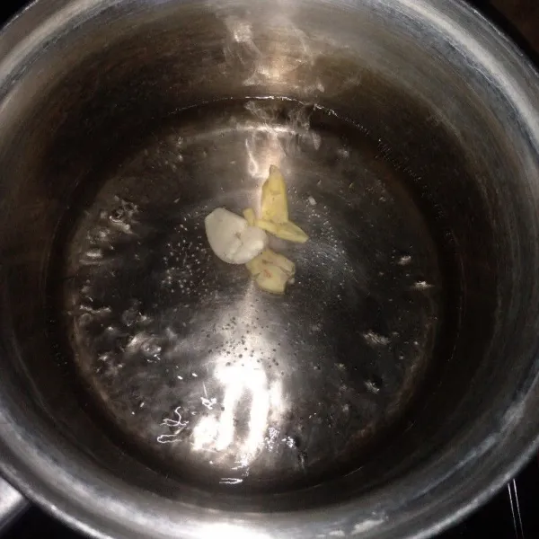 Rebus air, tambahkan bawang putih dan temu kunci