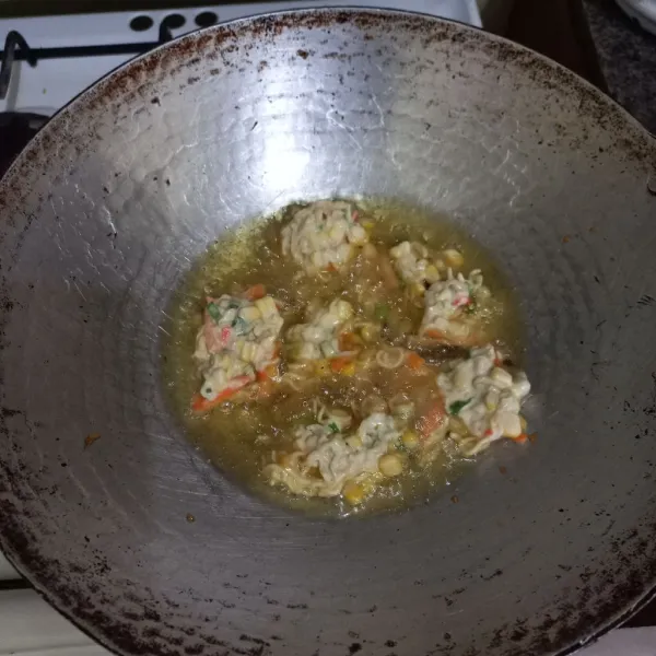 Goreng adonan hingga matang, tiriskan