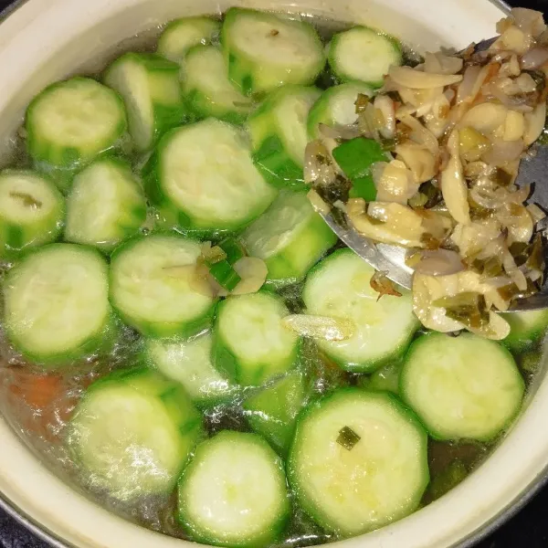 Masukkan oyong dan bahan yang telah di tumis.