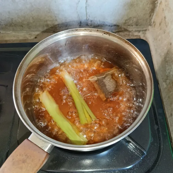 Setelah mendidih masukkan teh celup dan rebus sampai berubah warna.