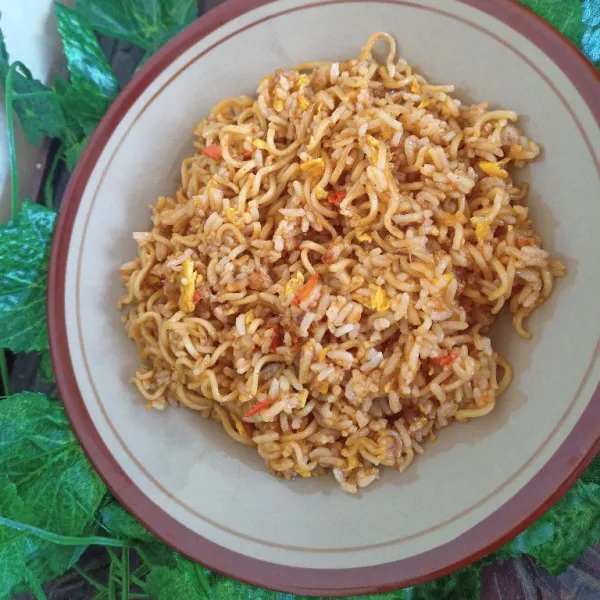 Sajikan dalam piring nasi goreng mawut siap di hidangkan.