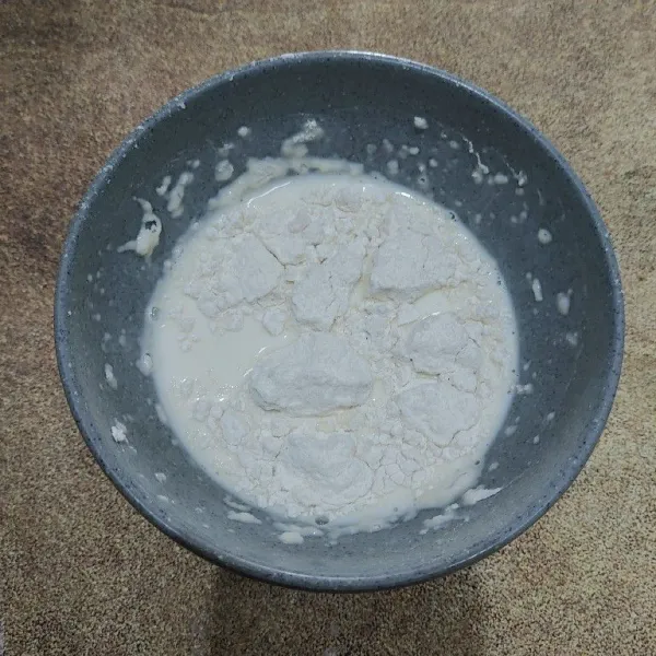Campur jadi satu susu dan tepung aduk sampai tepung larut.