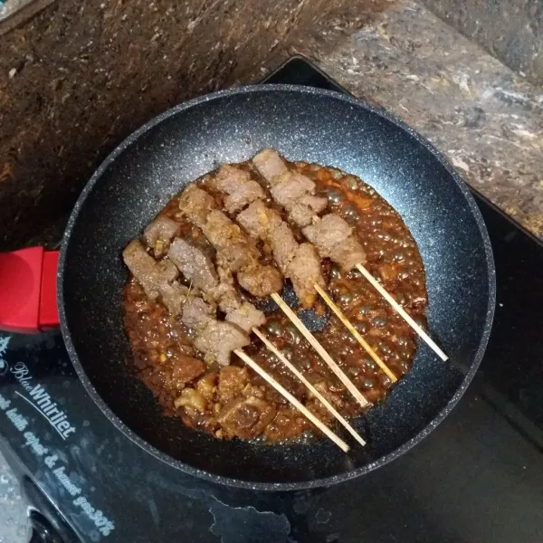 Panaskan teflon, panggang sate maranggi hingga matang, sesekali olesi dengan bumbu agar rasa lebih meresap.