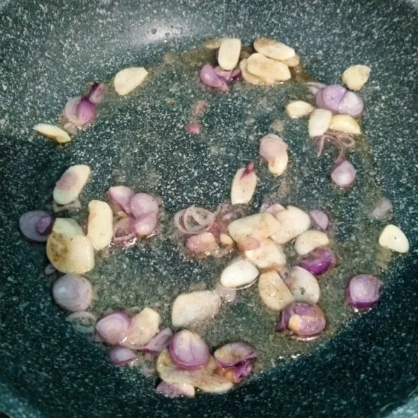 Panaskan minyak tumis bawang merah, bawang putih, garam, gula pasir, merica bubuk hingga harum