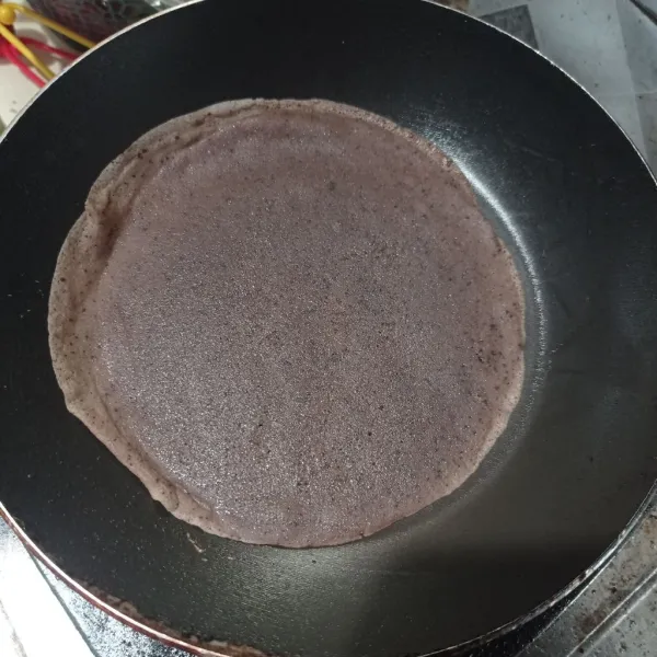 Panaskan teflon, tuang 1 sendok sayur adonan ratakan masak sampai matang