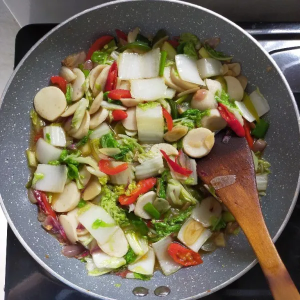 Masak sayur sebentar saja,lalu tes rasa kemudian matikan api.