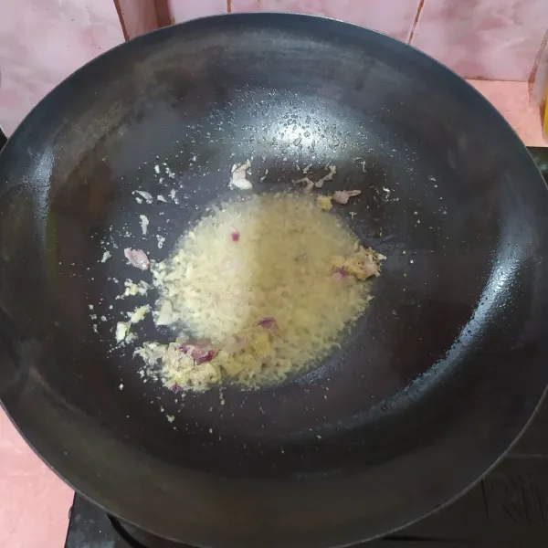 Panaskan minyak goreng , tumis bumbu halus hingga wangi.