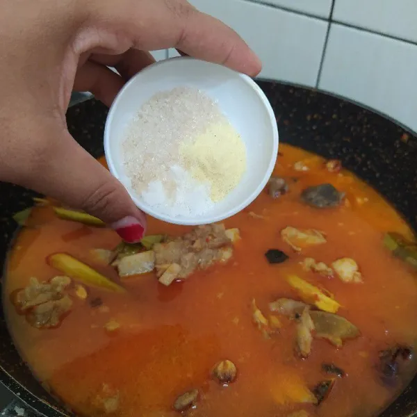 Bumbui dengan garam, gula, kaldu bubuk, dan kecap manis. Masak hingga air sedikit menyusut serta bumbu meresap.