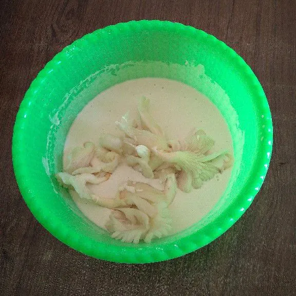Masukkan jamur tiram ke adonan tepung.
