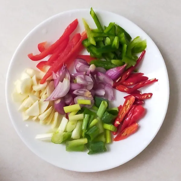 Siapkan bumbu iris: bawang merah, bawang putih, cabai merah keriting, cabai rawit, paprika hijau, paprika merah dan daun bawang.