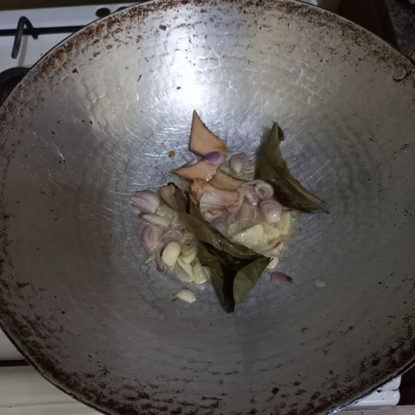 Tumis irisan bawang merah, bawang putih, daun salam dan lengkuas hingga harum.