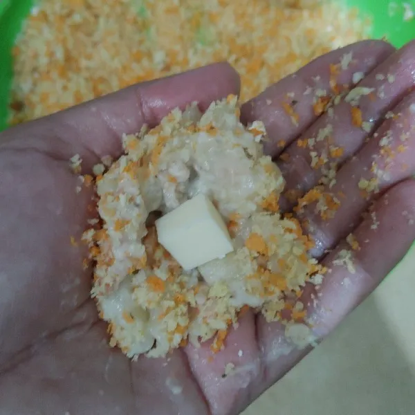 Ambil 1 sdm adonan balur dengan tepung panir,beri isian keju melted kemudian bulatkan dan balur dengan tepung panir kembali.