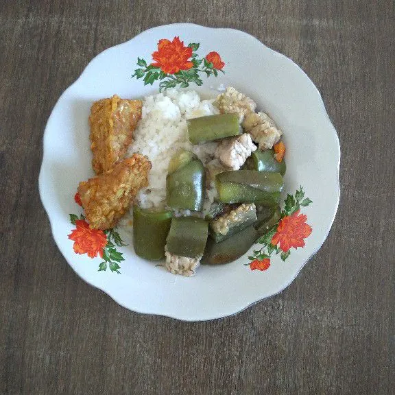 Tata nasi lalu siram dengan sayur lodeh dan tambahkan tempe goreng. Nasi sayur lodeh terong siap dihidangkan.