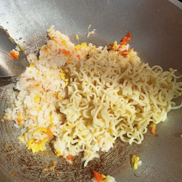 Masukkan mie kemudian aduk semua bahan.