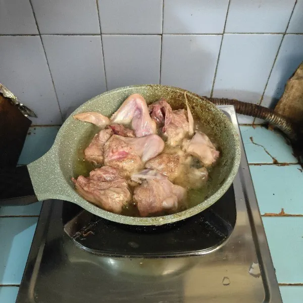 Panaskan minyak, goreng ayam hingga kecoklatan. Angkat dan tiriskan. Sisihkan.