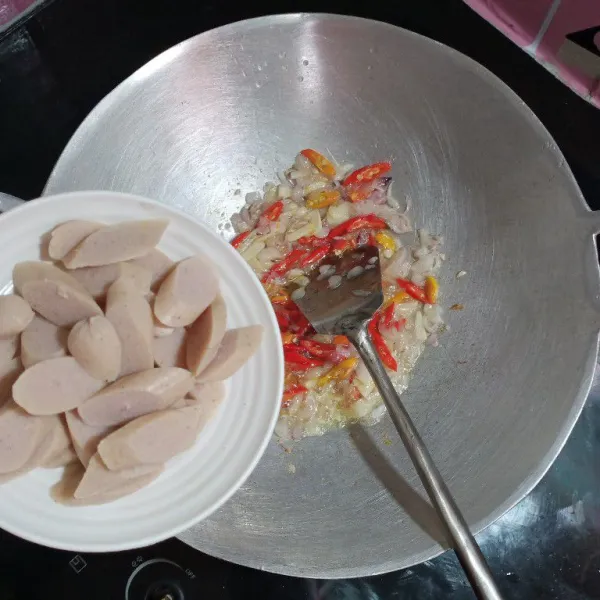 kemudian masukkan cabe merah keriting, cabe rawit, dan sosis. Aduk rata, tambahkan secukup nya air.