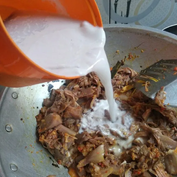Masukkan santan, aduk sampai kuah mendidih. Masak kembali sampai bumbu benar-benar meresap. Koreksi rasa dan siap disajikan.