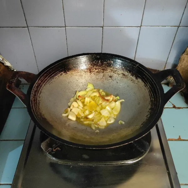 Siapkan wajan, lelehkan margarin, tumis bawang bombay dan bawang putih hingga harum.