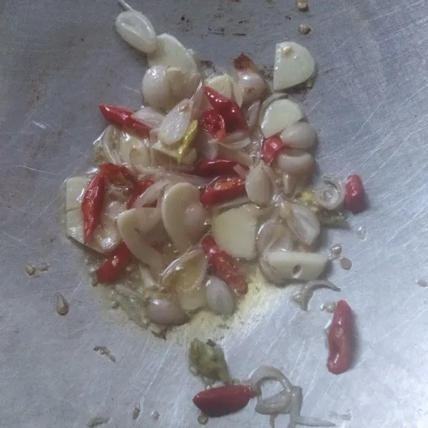 Tumis bawang merah, bawang putih dan cabe hingga harum