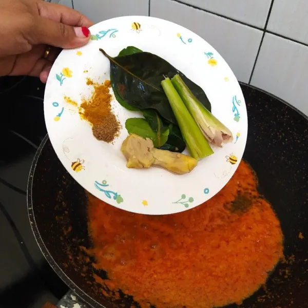 Tumis bumbu halus beserta sereh, jahe, daun salam, daun jeruk, ketumbar dan kunyit