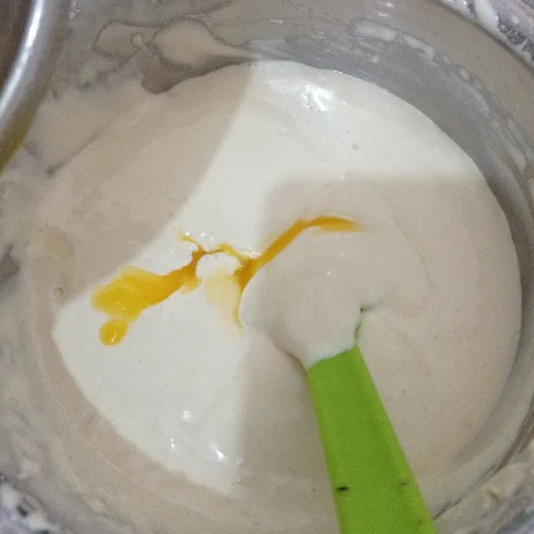 Kemudian masukkan margarin leleh. Aduk lipat sampai tercampur rata.