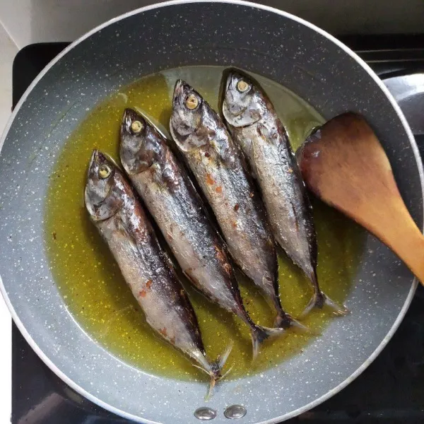 Panaskan minyak, goreng ikan pindang keranjang hingga matang,lalu angkat dan tiriskan.
