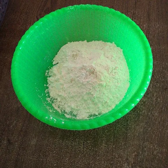 Campur semua bahan tepung, kaldu jamur dan lada bubuk.