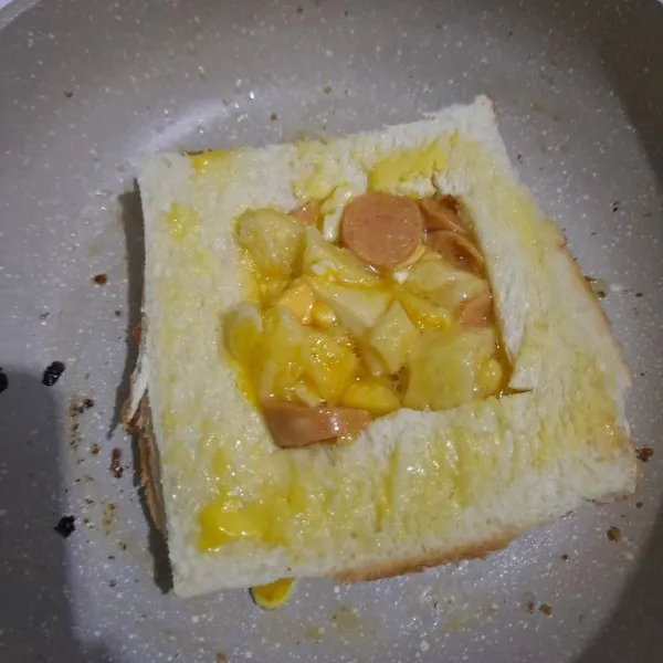 Panaskan teflon lalu masukan roti(bisa dengan 1 roti saya bikinb2 roti tengahnya diolesi dengan mayonies dan saos)lalu baguan tengah isian masak dengan api kecil