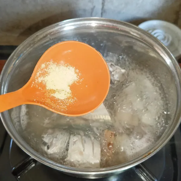 Bumbui dengan garam, lada bubuk dan kaldu bubuk, masak sampai matang.
