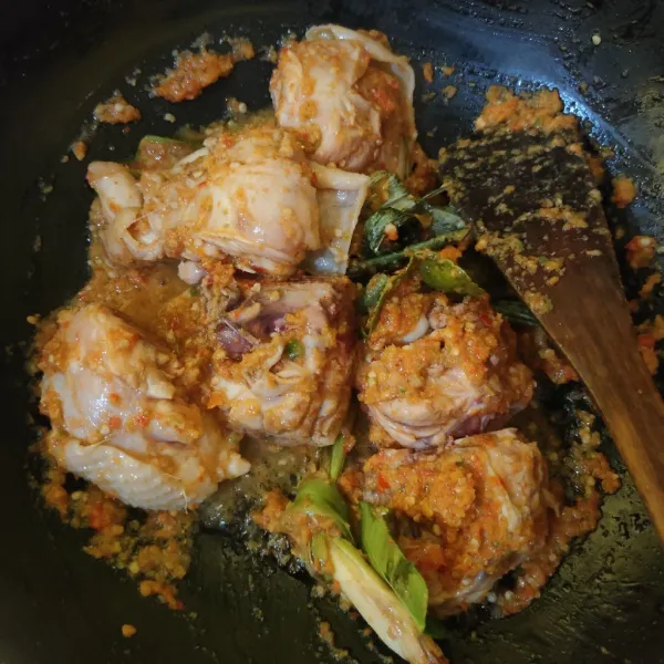 Masukkan ayam, aduk rata. Masak hingga berubah warna.