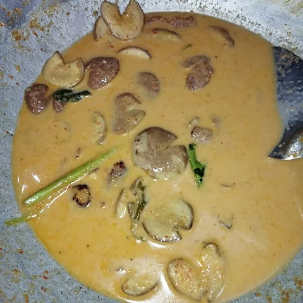 Masak jengkol hingga bumbu meresap dan kuah menyusut. Koreksi rasa.