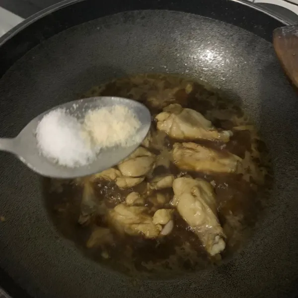 Beri garam, gula , kaldu jamur, masak selama 20 menit hingga meresap.