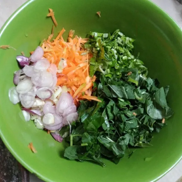 Serut wortel, iris tipis-tipis seledri dan bawang merah. Potong kasar daun bayam.