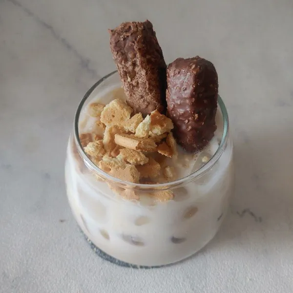 Terakhir tuang kopi moccacino choco, lalu beri toping biskuit susu dan coklat. Sajikan.