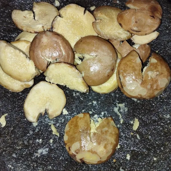 Geprek jengkol hingga setengah penyet.