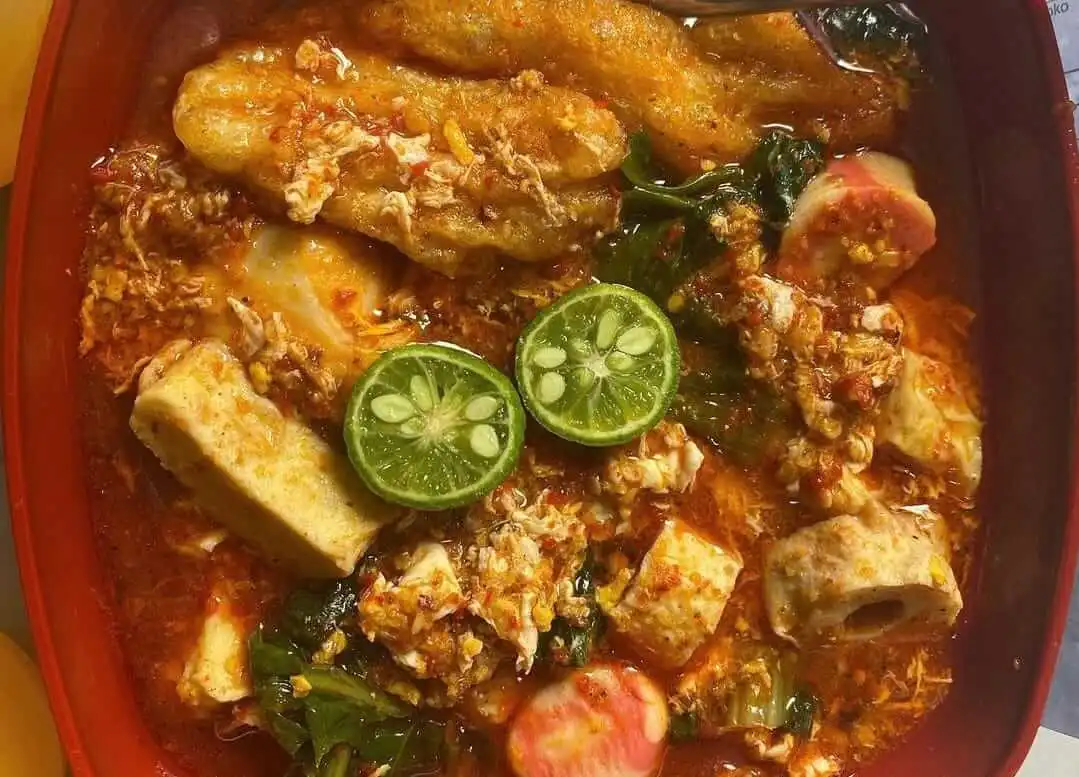 Seblak ceker kuah isi sosis, cumi, ayam, baso, dan lainnya