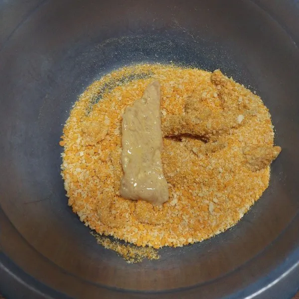 Balurkan dengan tepung roti. Simpan di kulkas min 15 menit atau masukkan freezer jika sebagai stok makanan.
