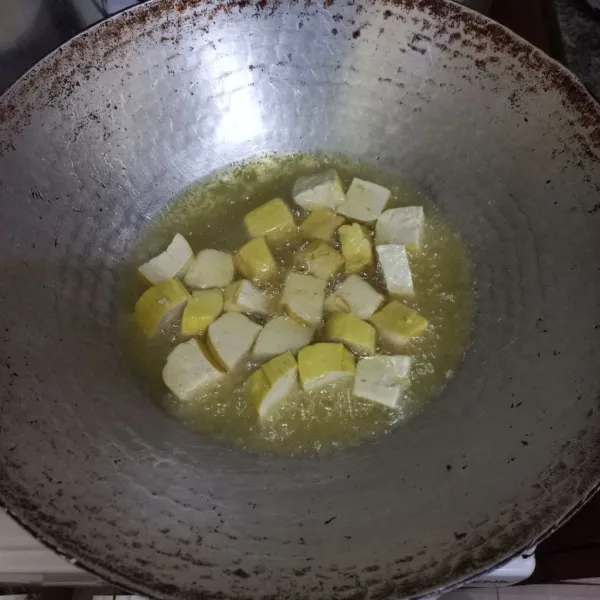 Goreng tahu hingga matang, tiriskan.
