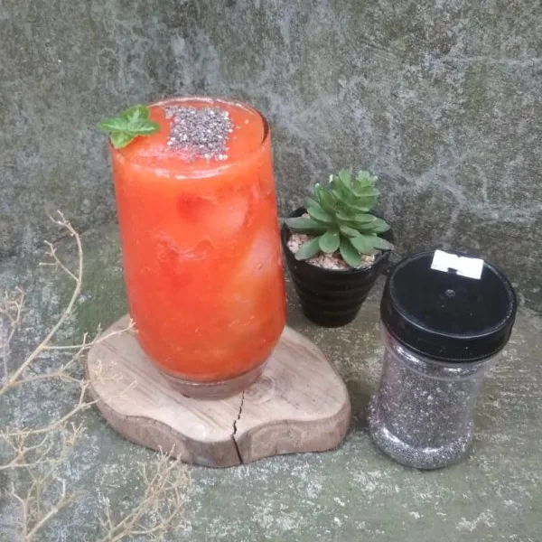 Tuang smoothies pepaya ke dalam gelas saji kemudian tambahkan chia seeds. Sajikan segera.