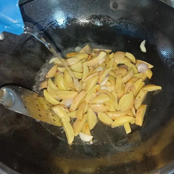 Tuang air secukupnya dan masak dengan api sedang.