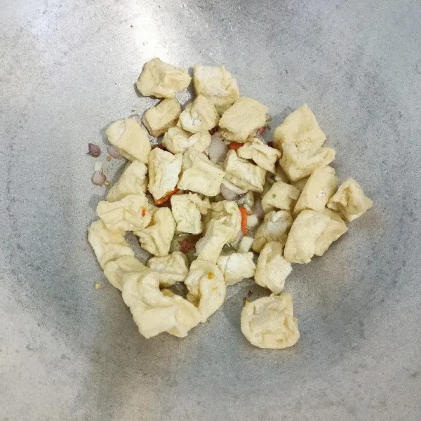 Masukkan tahu yang telah digoreng.