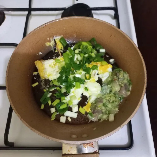 Masukkan telur dan irisan bawang daun, aduk rata.