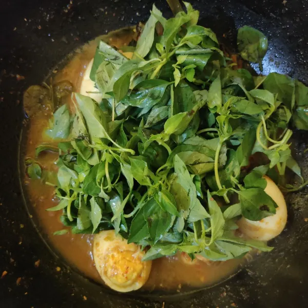 Masukkan kemangi, aduk rata.