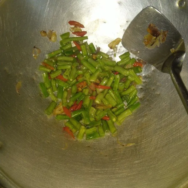 Masukkan buncis, tumis sebentar.